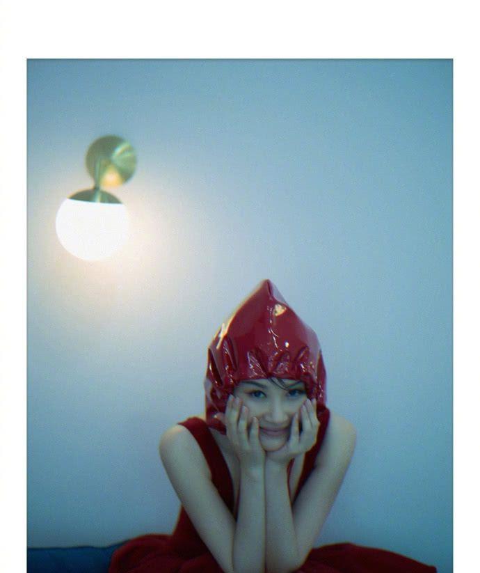 49岁许晴穿灰色连体裤亮相，穿出时尚大片感，网友：气质真好