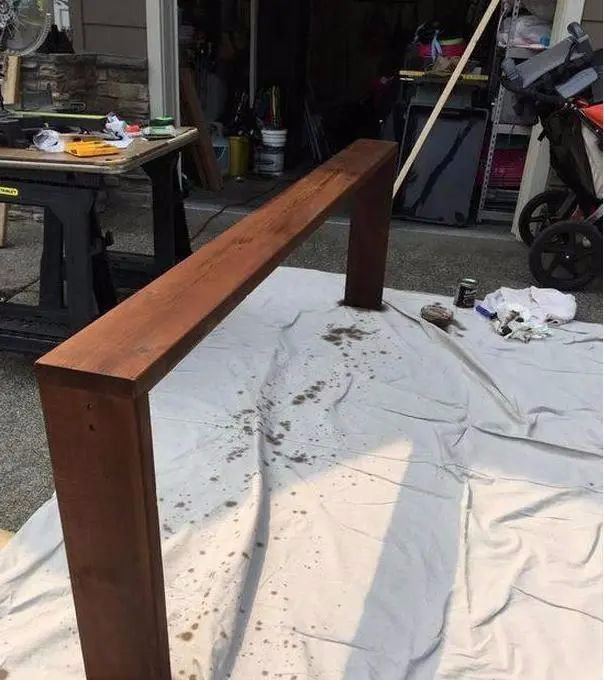 ：听了老师傅的建议，在沙发后面打了个架子，效果太赞了