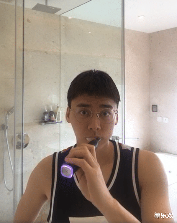 李易峰：李易峰一睡醒就直播洗脸，看清真实状态，粉丝：你谁呀？