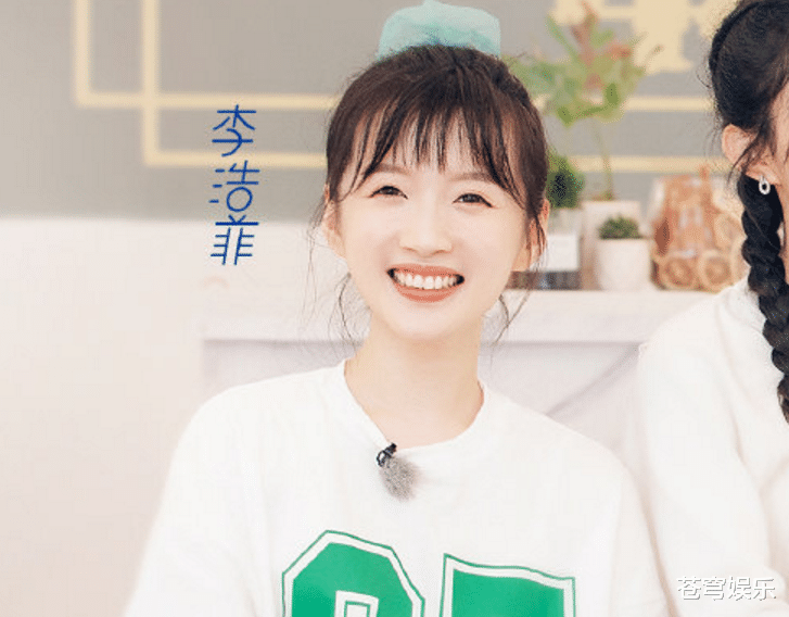 赵丽颖|《中餐厅4》晒海报，赵丽颖李浩菲坐一起，确定两人真的差11岁？