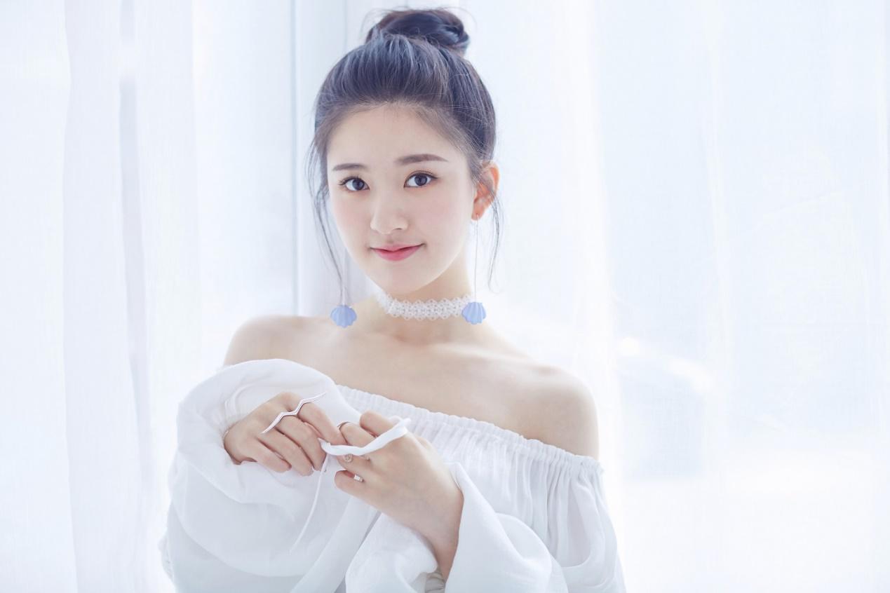 没有经纪公司,年纪轻轻独自打拼在娱乐圈,她毫无意外的红了