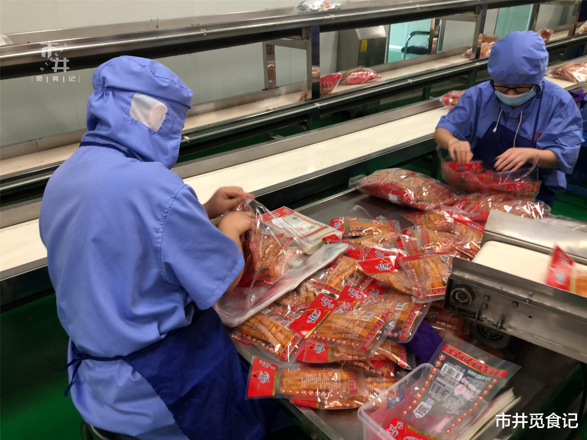辣条|实拍辣条生产工厂，调味师100万元挖不走，“一盆油”是核心资源