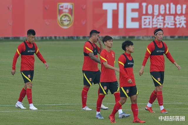 「国足」曝洛国富出场后不久被换！国足本土三叉戟打爆上港，5天再战申花