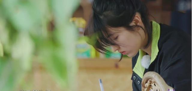 []别说张子枫录综艺会耽误高考了，该醒醒的是“中国式家长”