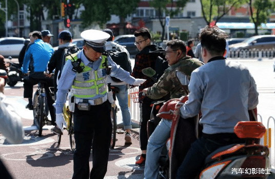 电动车▲电摩禁，电动车也被限，拿啥送娃上学？专家发话了！