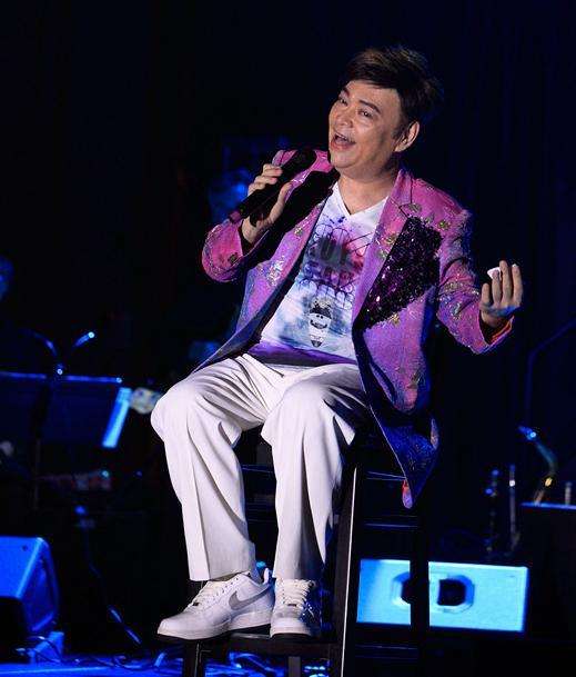 演唱会|66岁香港歌星病魔缠身4年无法行走，倾家荡产靠7位艺人出钱救命