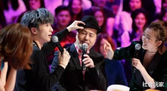 演唱会|万人演唱会现场只来了几个人，对着空座椅唱了一晚，网友：好凄惨