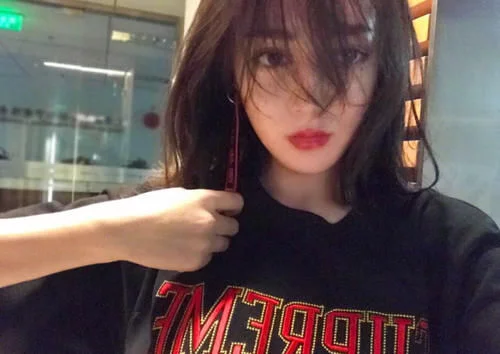 「迪丽热巴」热巴自称是家中最丑，看到与妹妹合照后，网友：把你妹妹嫁给我吧