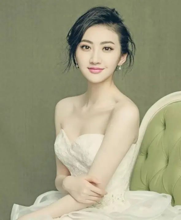 「面相」何超琼和孟晚舟的面相像极其的相似,顶级富豪皮囊为何都像千篇一律?