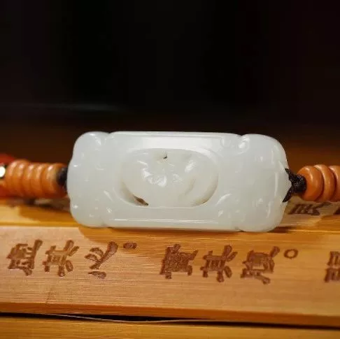 「翡翠」戴起来最舒服的腕饰是它！不是手镯，更不是手串，猜到了吗？