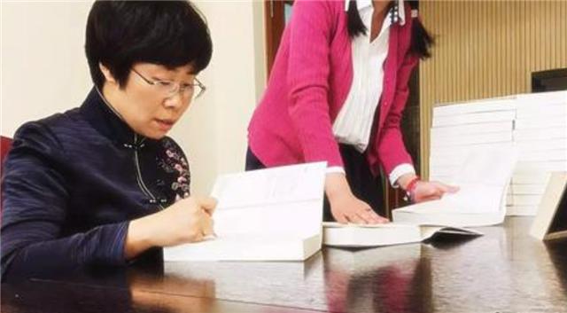 #蒙曼#才女蒙曼：32岁走红百家讲坛，45岁还未婚，父母为其买房苦苦征婚