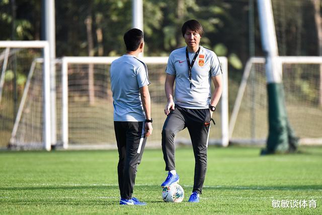 中超@“一代不如一代”引共鸣 中超球员：我们认真踢预备队过不了中线