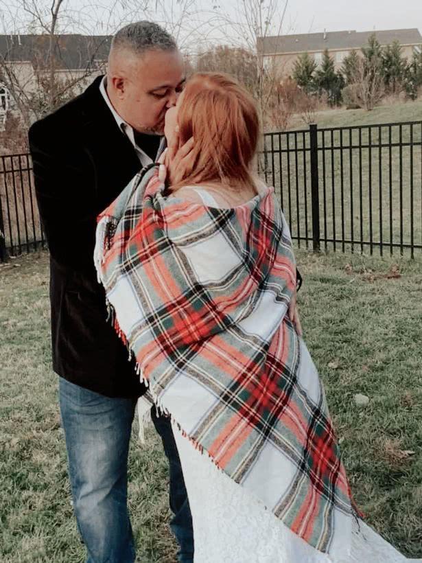 托里@49岁大叔娶了长着娃娃脸的22岁女友后，经常被误会绑架少女