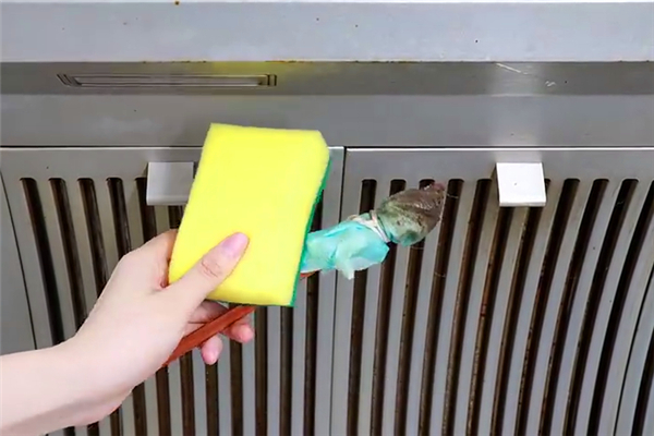 |再脏的抽油烟机,不拆不卸,用一个口罩就搞定,一点油污都没有