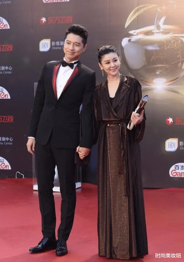 #穿衣搭配#李小萌瘦下来真惊艳，穿斜肩衬衫配腰封好高级，齐肩短发太减龄