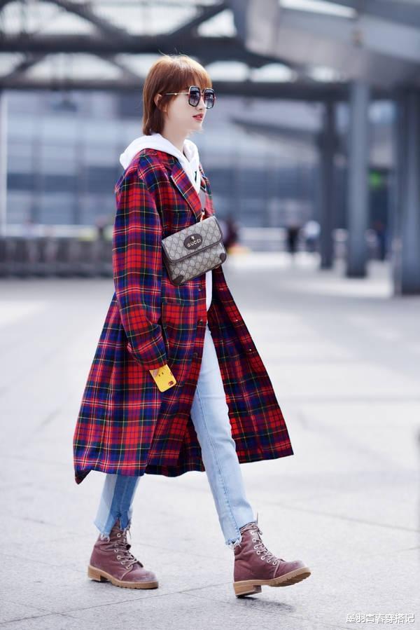 景甜|景甜剪短发美出新高度,格纹风衣搭白卫衣,一头栗色短发太洋气