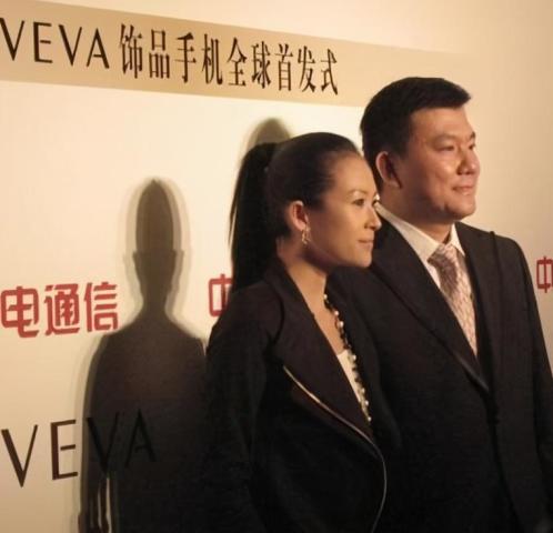 主持人|曾是央视最美主持人,因身材太好被关注,丈夫长相却不出众