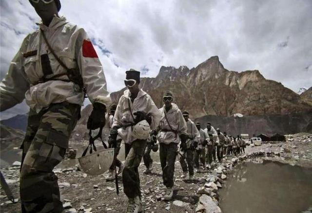 C-17▲战争一触即发！大批C-17飞临前线机场，东方大国提醒：巴铁小心