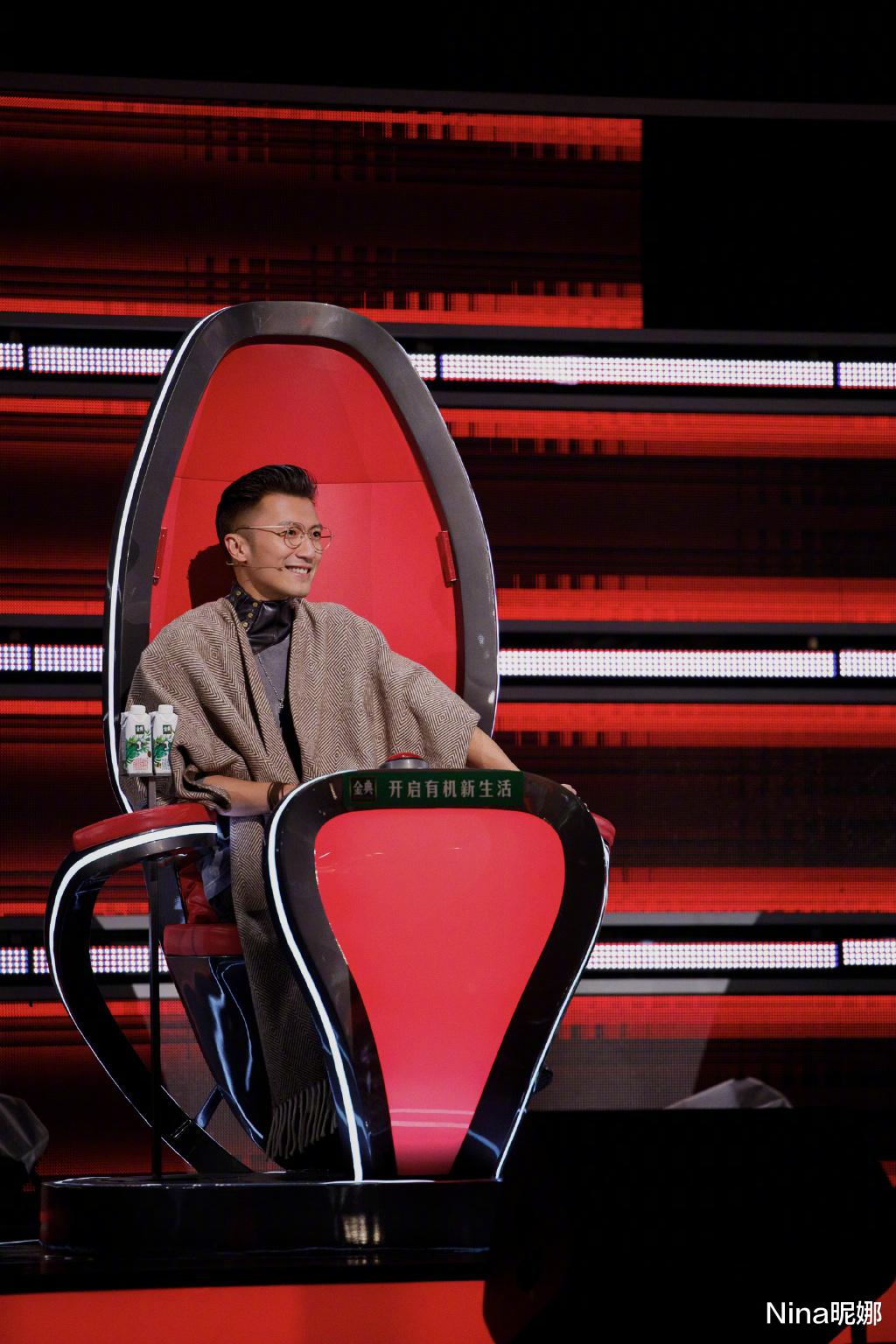 谢霆锋|40岁谢霆锋做导师真时髦，穿高领毛衣，罕见“贵妇”披肩太洋气