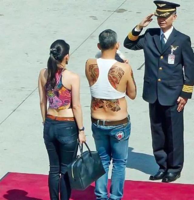 短发|泰王太喜欢穿女装，逼得妃子们为配合他剪短发，变身“霹雳侠”