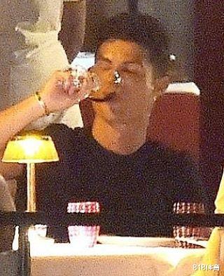 AC米兰|C罗请友人海边共进浪漫晚餐! 总裁干杯一饮而尽, 乔妹晒爱马仕包包