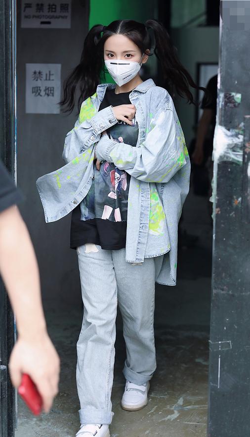 「杨超越」杨超越真是太“软”了，双马尾造型也太可，老土剪刀手姿势却挺潮