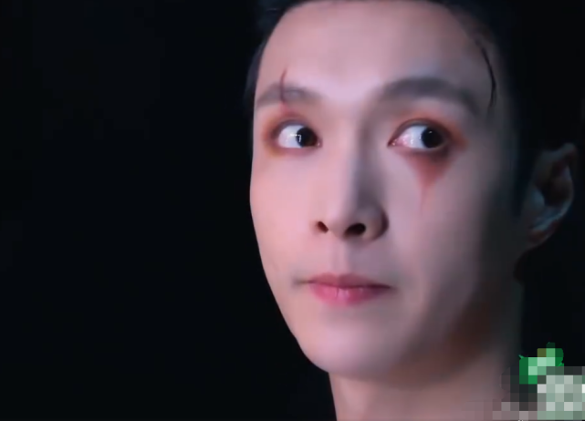 张艺兴▲张艺兴用手“抹”口红，镜头放大唇部，看清效果，才知凭啥自信