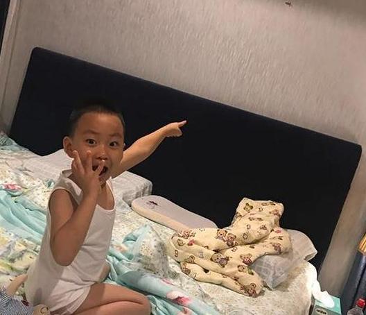 于震晒出自己的豪宅，家里足够一家七口居住，门口还有超大院子