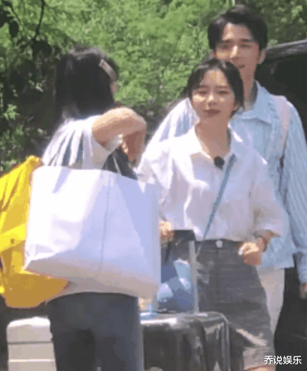 「郑爽」郑爽新综艺阵容曝光，炎热天气穿“红靴”，难怪张新成眼中只有她