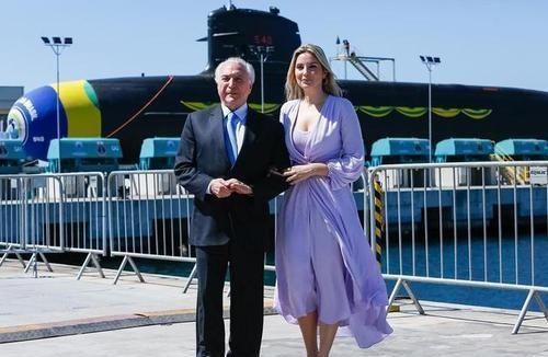 『印度』巴西总统偏爱“爷孙恋”！小43岁老婆丰腴美艳，凭啥嘲笑马克龙？