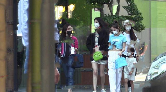 霍思燕|霍思燕大方带女儿外出，一脸灿笑难掩走样身材，陷“幸福肥”难自拔