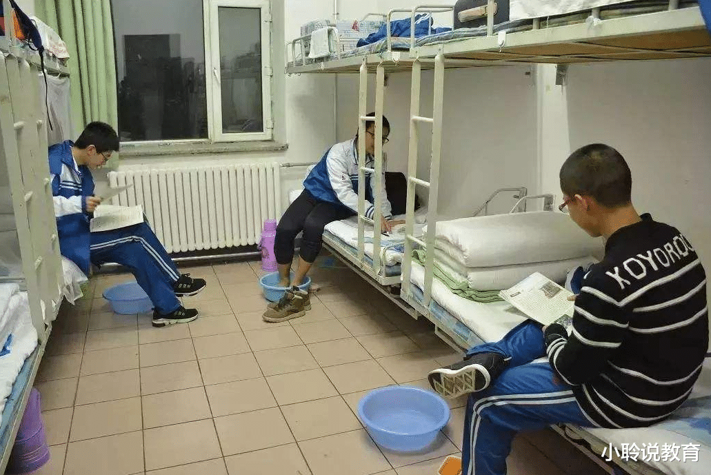 中小学|高中生到底要不要住校？高中班主任：能不住就不住！有3点坏处！