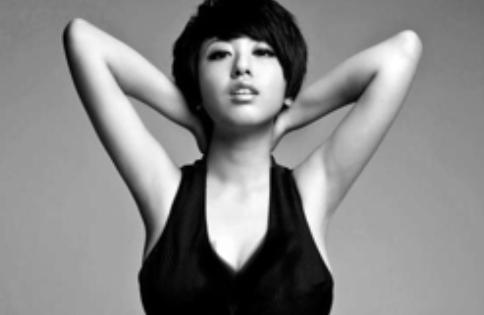 让子弹飞|在《让子弹飞》中被扯下“肚兜”,表演自如的临时演员,如今怎样