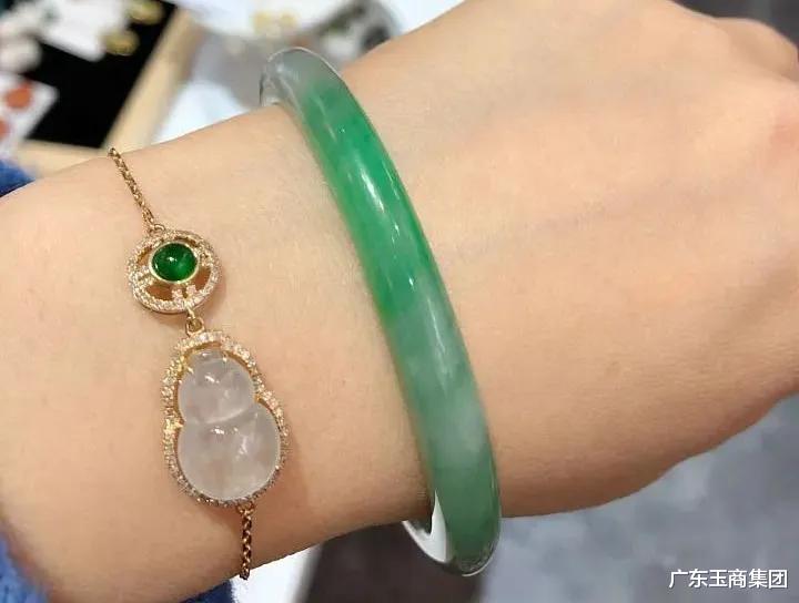 翡翠手镯|圆条？or扁条？你的手到底适合哪种类型的翡翠手镯？