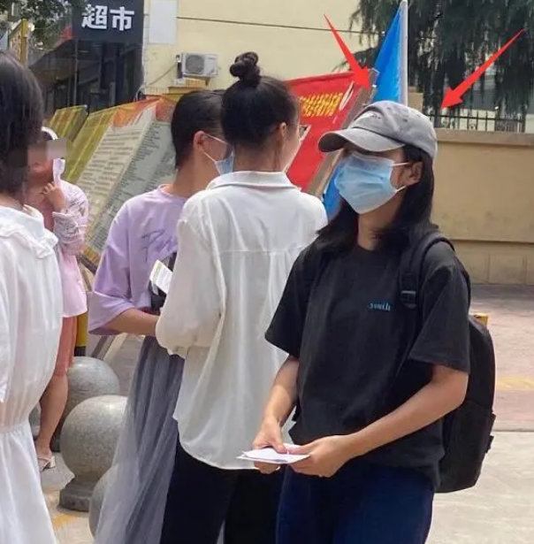 张子枫|张子枫真人长啥样？高考场外被围拍，这身高过分真实了