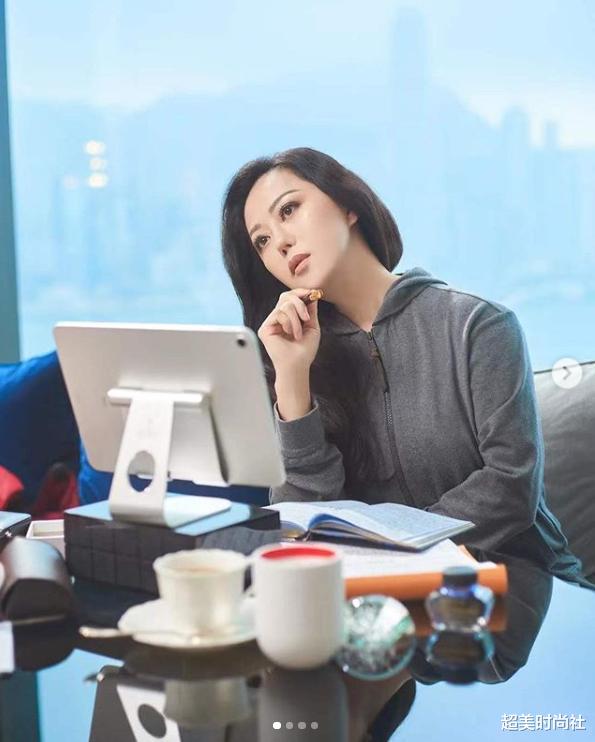 57岁章小蕙晒化妆台都是大牌，皮肤好得似30岁，一次交往5个外国男友