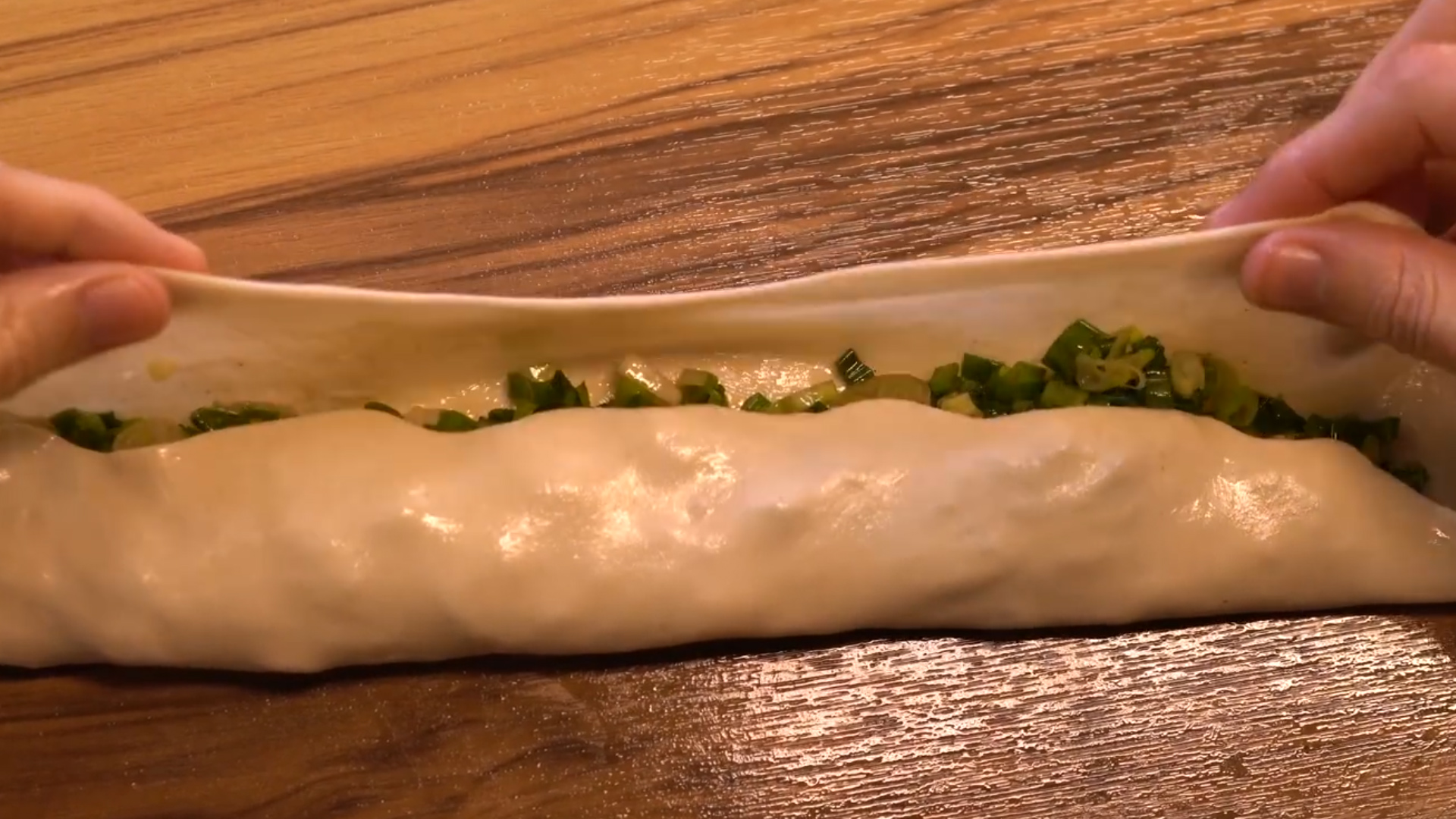 『葱油饼』一把小葱，一碗面，做成香酥葱油饼，尝一块就念念不忘