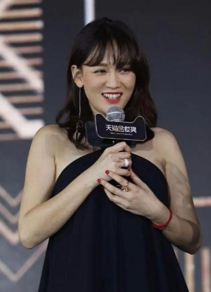 陈乔恩▲陈乔恩变胖也自信！穿裸肩长裙难掩“水桶”身材，看着不止120斤