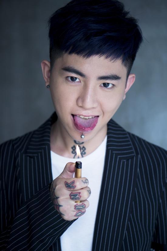 33岁歌手公开抛妻求爱小三,原配曾为他做过试管婴儿,现状太心酸!