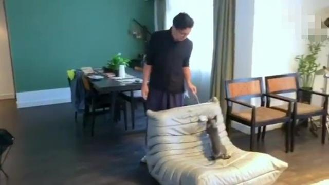 谢霆锋@谢霆锋豪宅内景罕曝光,空间狭小布置简单,与过亿身家不相符