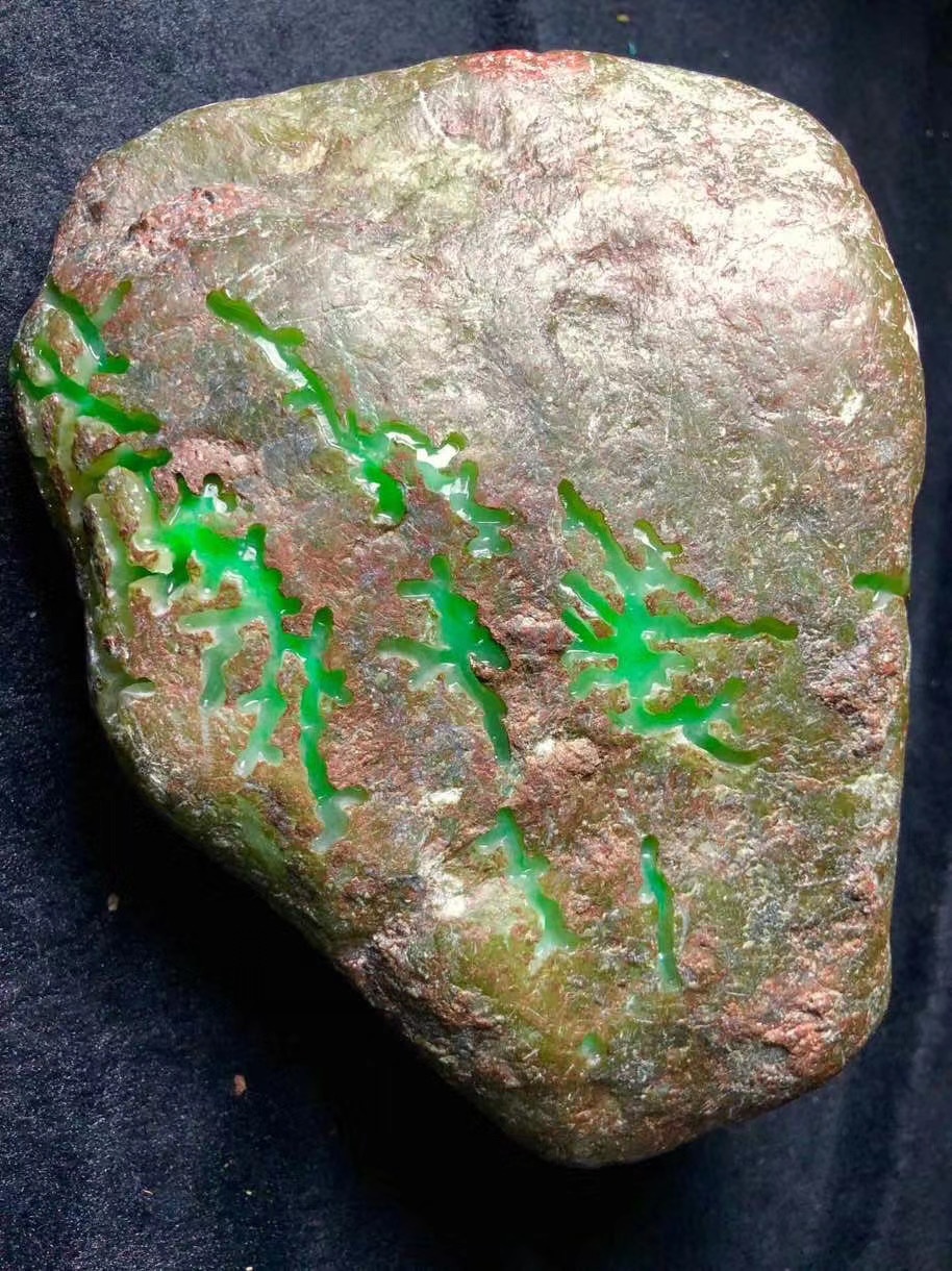 「翡翠」相貌平平的翡翠原石连行家都看不上眼，大叔自信拿下，切开看傻眼