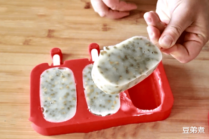 #雪糕#夏天了，雪糕别再出去买了，教你在家做，冰凉解暑，奶香味特浓郁