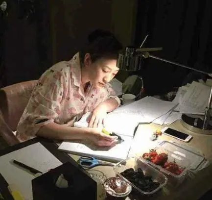 [李小冉]女星的豪宅装修：奚梦瑶家有大露台，李小冉家里有庄园！