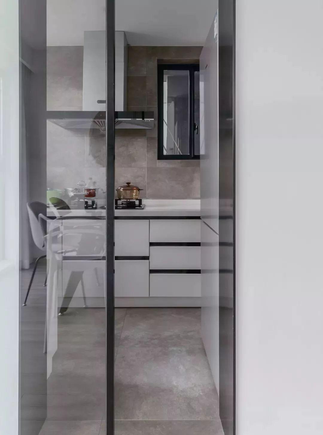 『』她家坚持极简北欧风，全房大白墙无主灯，宽敞又大气，很耐看！