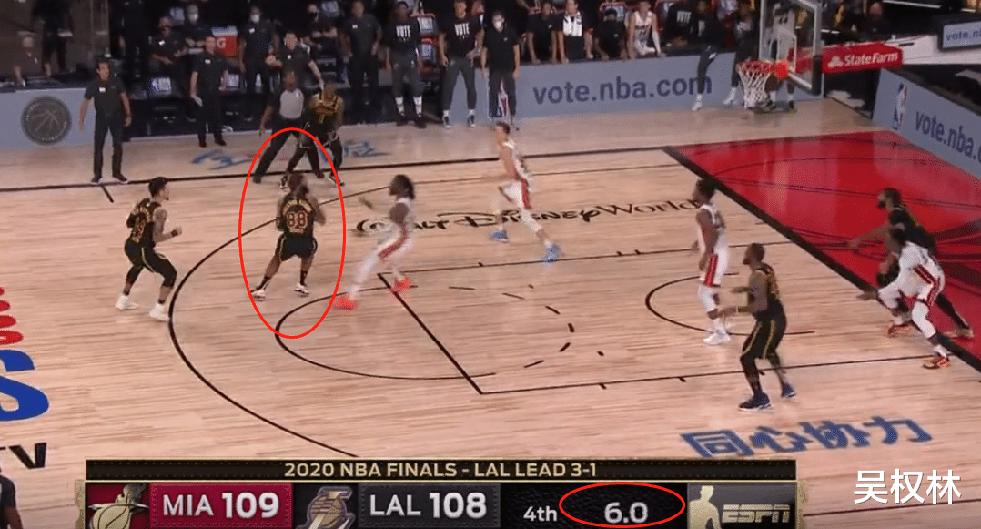勒布朗·詹姆斯|仅剩6秒，大莫捡到篮板，詹皇招手要球，3秒后球飞出界，众人看懵