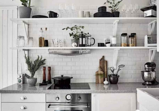 |为什么有钱人厨房不做吊柜了？头次见这种设计，好看实用又省空间