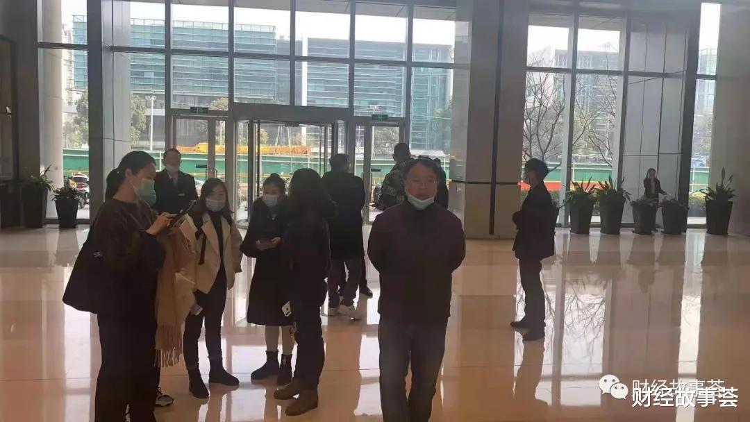 财经故事荟 学霸君加盟商绝境：流落街头想自杀，老油条掉坑，退伍兵负债百万