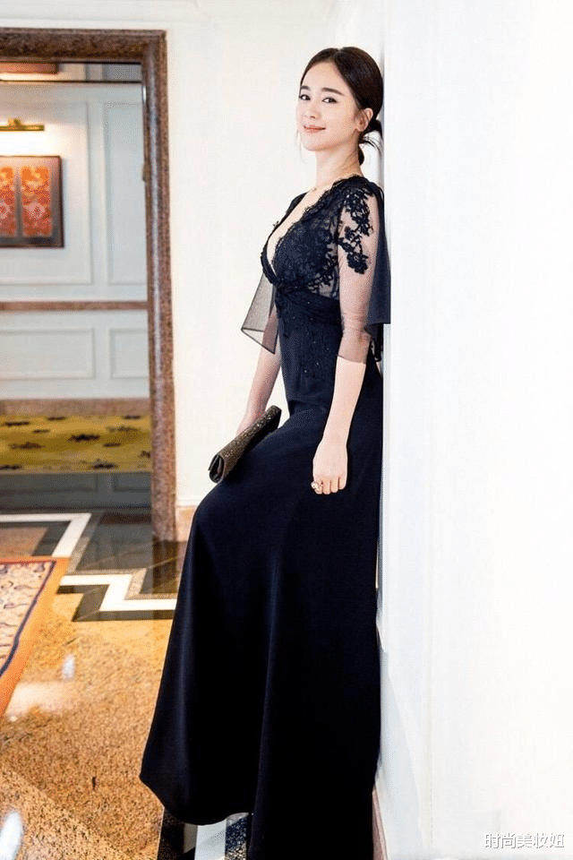 连衣裙|被左小青惊艳了，穿黑色深V连衣裙配低马尾亮相，气质高级优雅
