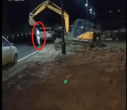 话晴空|湖北一男子开挖机砸死堂弟:因经济纠纷积怨已久,目击者称太狠