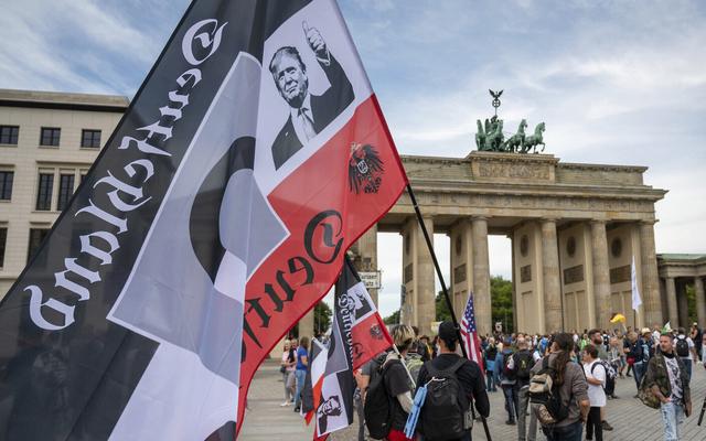 搞臭默克爾！柏林數萬人遊行示威，神秘組織現身：特朗普能救德國-圖3